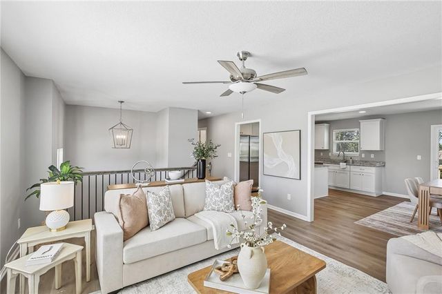 910 NW Hilltop Lane, Grain Valley, MO 64029