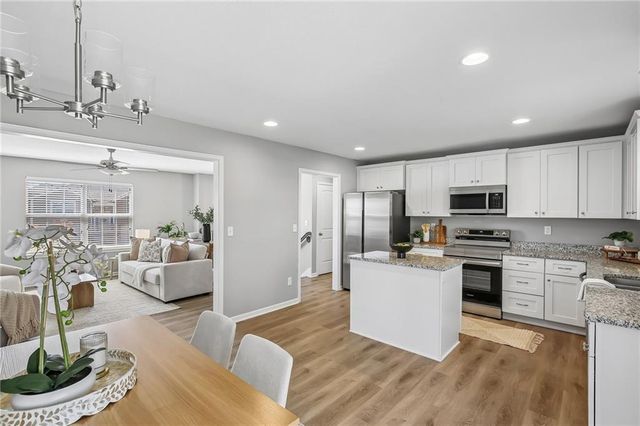 910 NW Hilltop Lane, Grain Valley, MO 64029