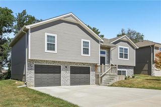 910 NW Hilltop Lane, Grain Valley, MO 64029
