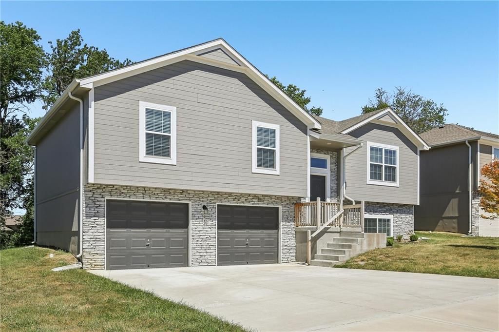 910 NW Hilltop Lane, Grain Valley, MO 64029