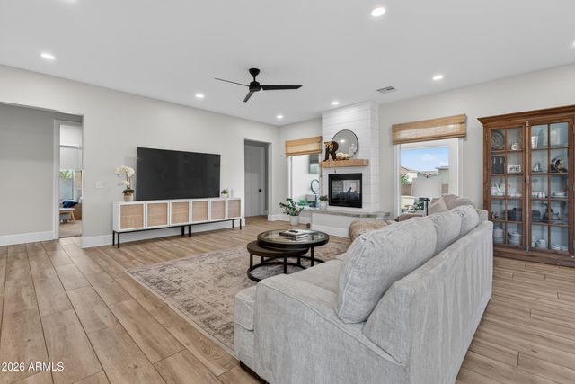 1519 E DOLORES Road, Phoenix, AZ 85086