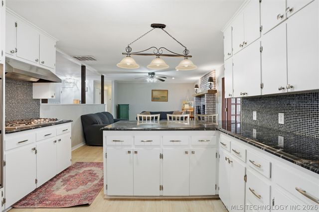 6 Briarwood Street, Sapulpa, OK 74066