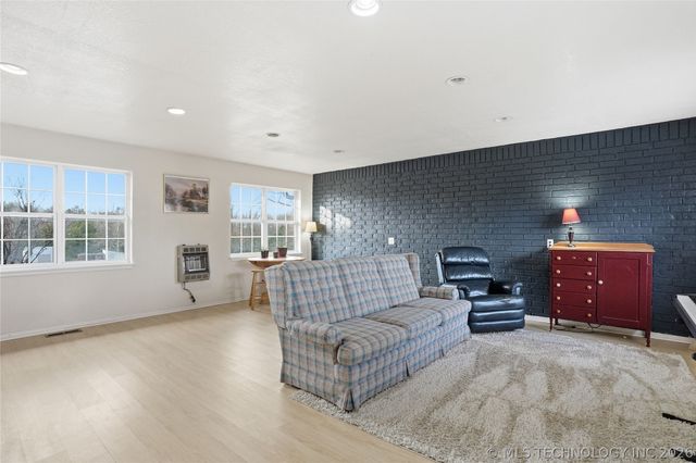 6 Briarwood Street, Sapulpa, OK 74066