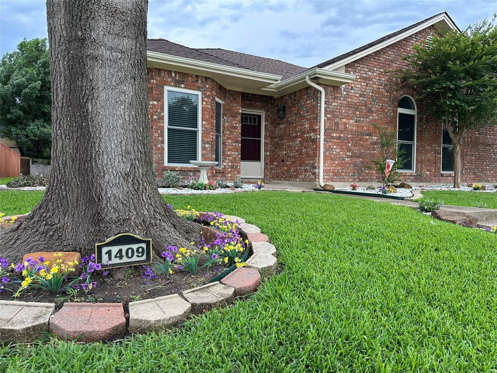 1409 Creek Valley Road, Mesquite, TX 75181
