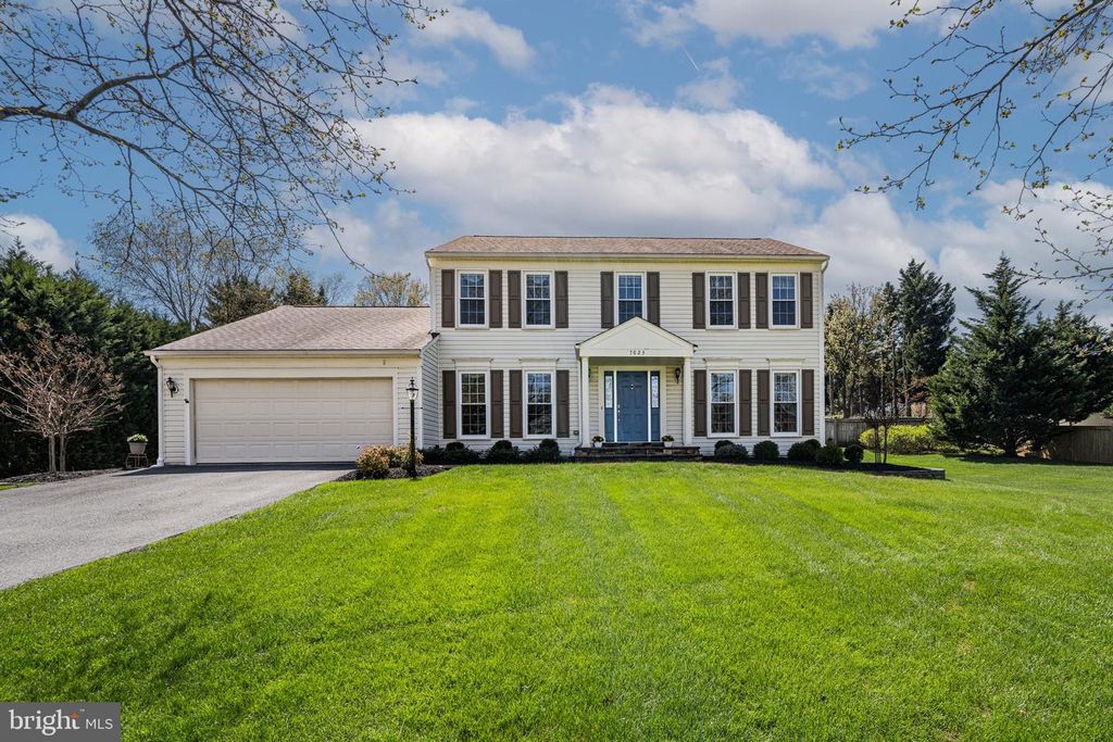 Image 2 of property listing at 7823 ROCKBURN DR, Ellicott City, MD 21043