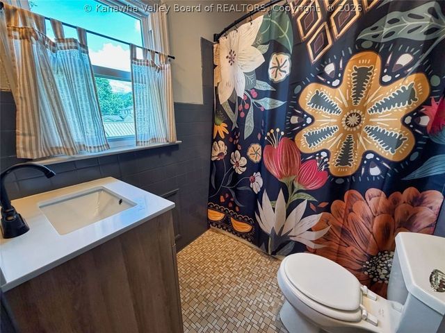 3918 Washington Ave SE, Charleston, WV 25304