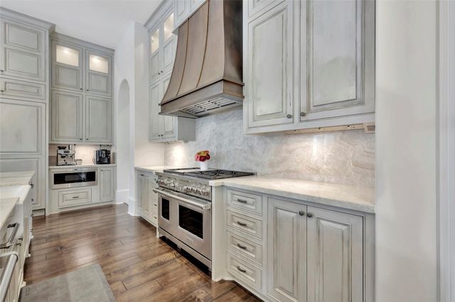 100 Castle Pines Drive, Montgomery, TX 77316