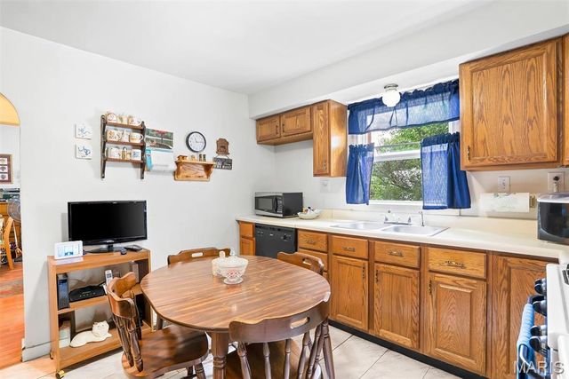 72 W Beach Avenue, Wood River, IL 62095