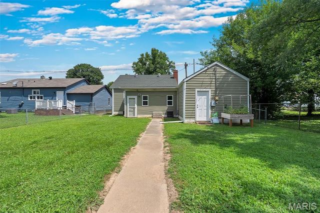 72 W Beach Avenue, Wood River, IL 62095