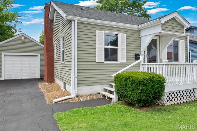 72 W Beach Avenue, Wood River, IL 62095