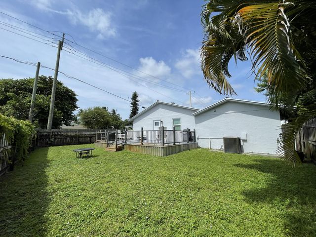 222 SE 3RD Street, Boynton Beach, FL 33435