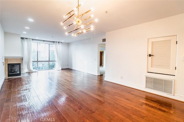 10862 Bloomfield 203, Toluca Lake, CA 91602