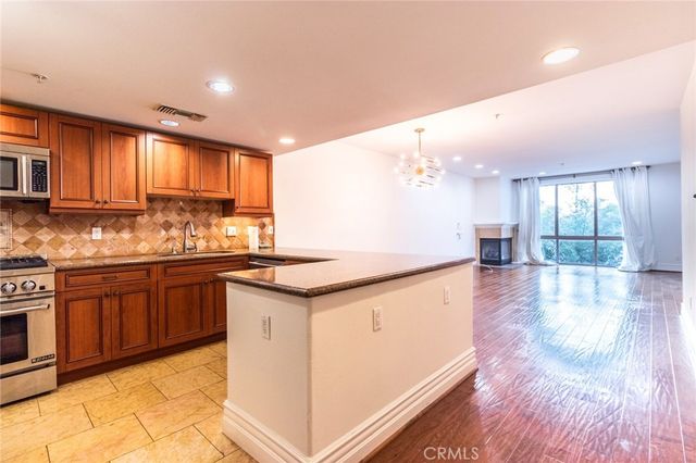 10862 Bloomfield 203, Toluca Lake, CA 91602