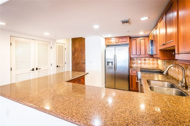 10862 Bloomfield 203, Toluca Lake, CA 91602