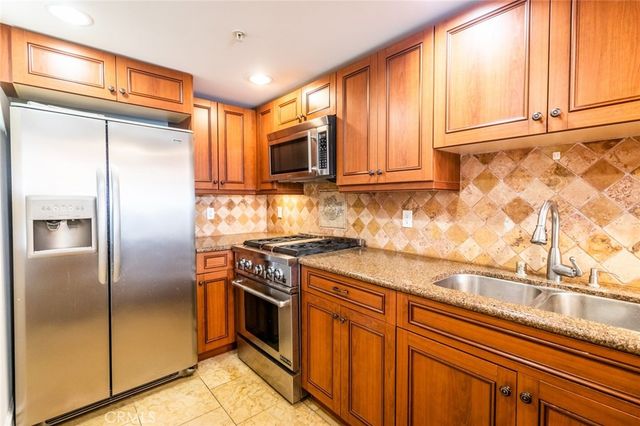 10862 Bloomfield 203, Toluca Lake, CA 91602