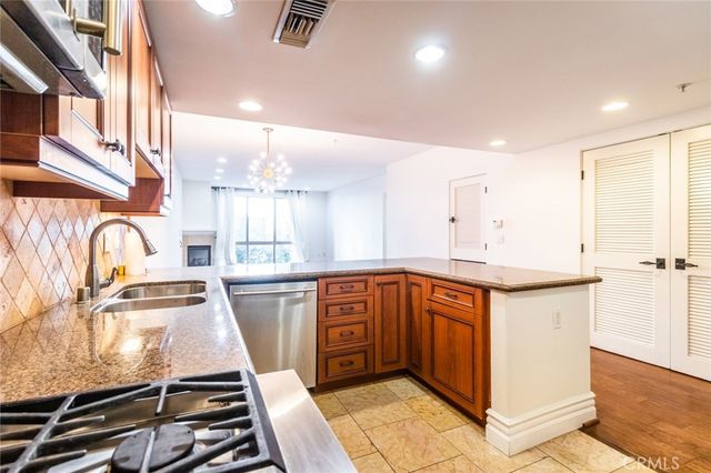 10862 Bloomfield 203, Toluca Lake, CA 91602