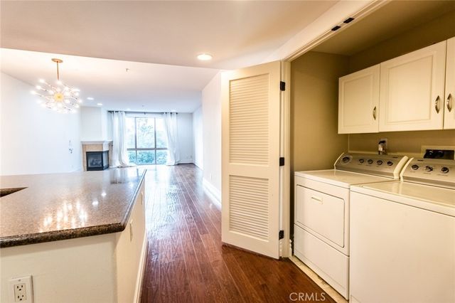 10862 Bloomfield 203, Toluca Lake, CA 91602