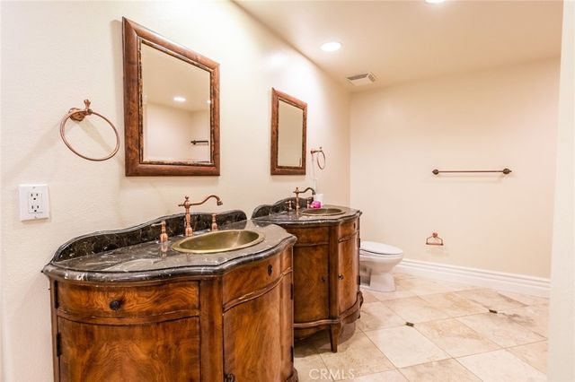 10862 Bloomfield 203, Toluca Lake, CA 91602