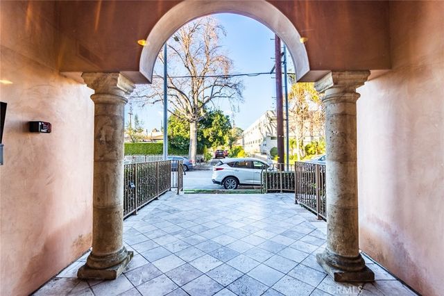 10862 Bloomfield 203, Toluca Lake, CA 91602