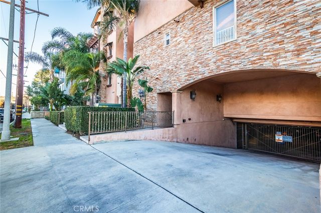 10862 Bloomfield 203, Toluca Lake, CA 91602