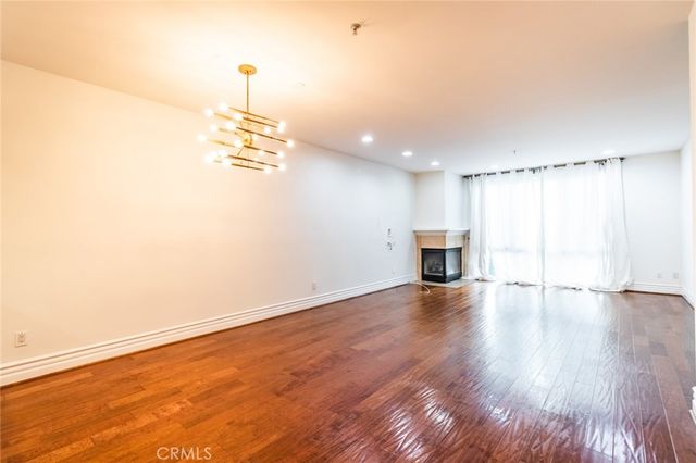 10862 Bloomfield 203, Toluca Lake, CA 91602