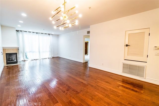 10862 Bloomfield 203, Toluca Lake, CA 91602