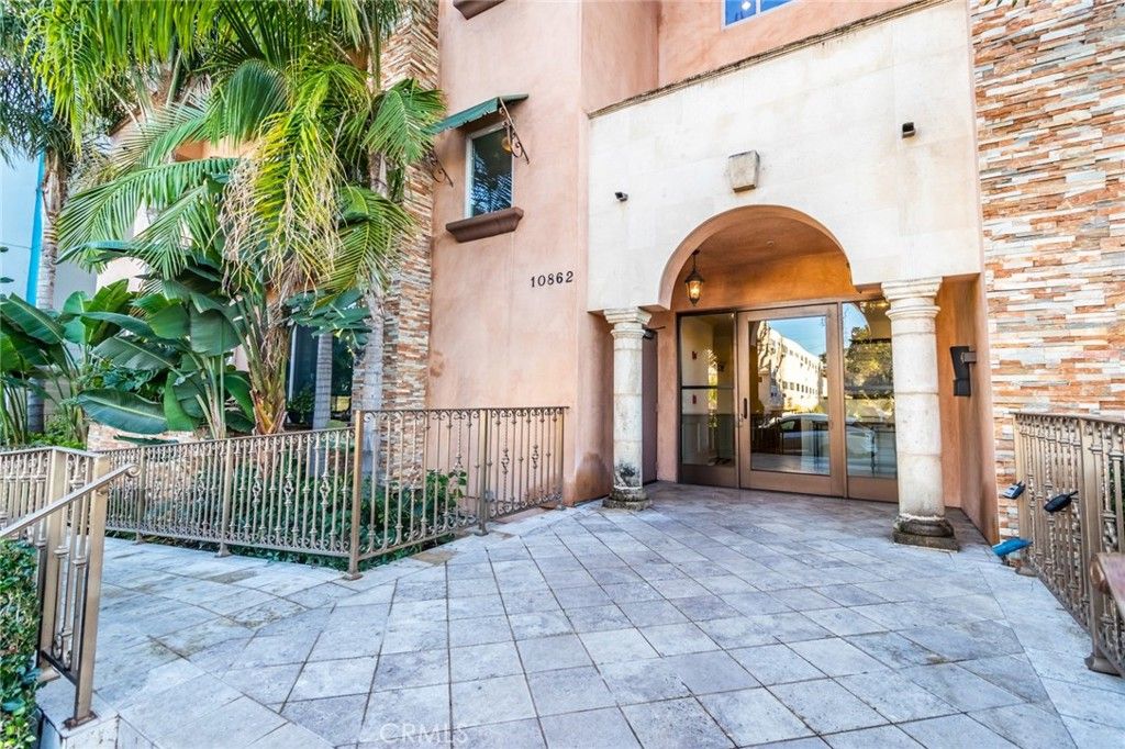 10862 Bloomfield 203, Toluca Lake, CA 91602