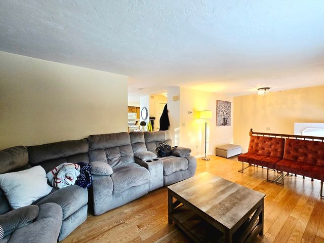 4 Villa Roma Dr 4, Tewksbury, MA 01876