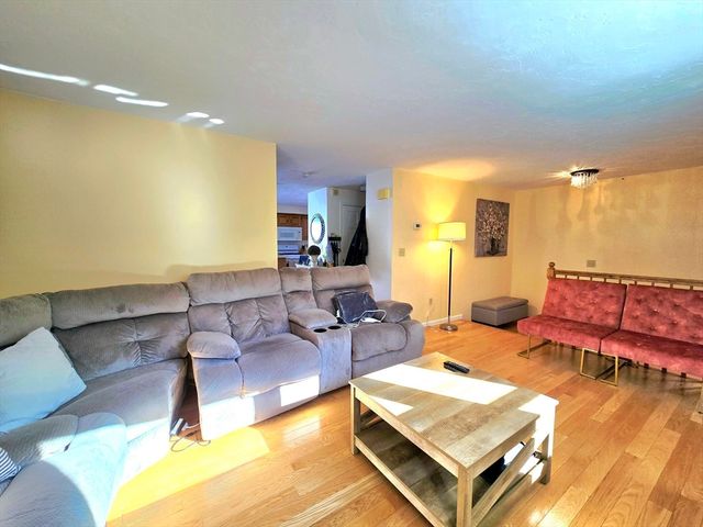 4 Villa Roma Dr 4, Tewksbury, MA 01876