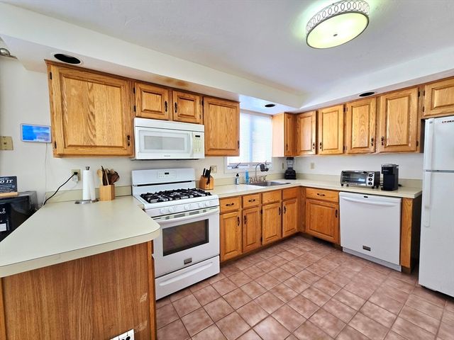 4 Villa Roma Dr 4, Tewksbury, MA 01876