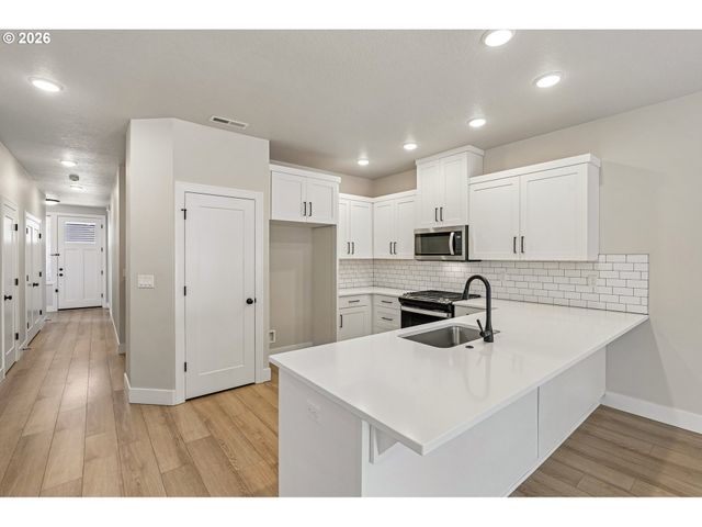 2412 Se MAYBROOK Ln, Milwaukie, OR 97222