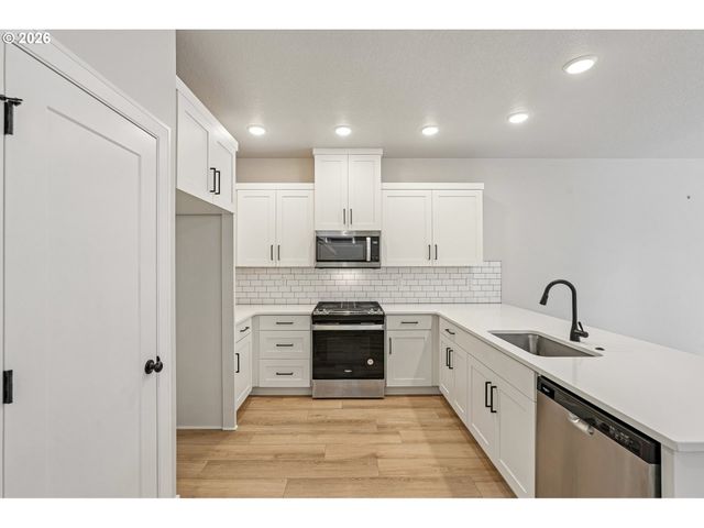 2412 Se MAYBROOK Ln, Milwaukie, OR 97222