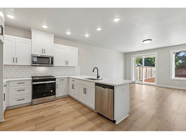 2412 Se MAYBROOK Ln, Milwaukie, OR 97222