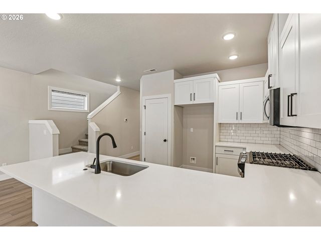 2412 Se MAYBROOK Ln, Milwaukie, OR 97222