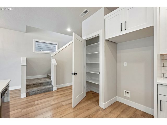 2412 Se MAYBROOK Ln, Milwaukie, OR 97222