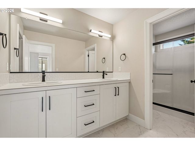 2412 Se MAYBROOK Ln, Milwaukie, OR 97222