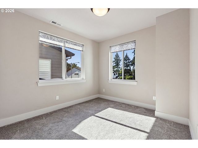2412 Se MAYBROOK Ln, Milwaukie, OR 97222