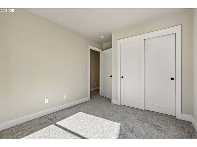 2412 Se MAYBROOK Ln, Milwaukie, OR 97222