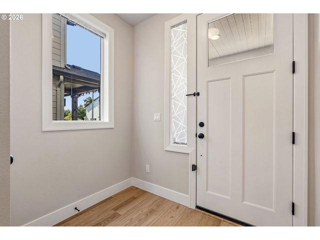 2412 Se MAYBROOK Ln, Milwaukie, OR 97222