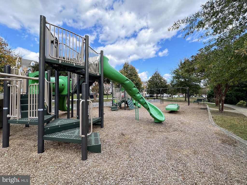 Image 40 of property listing at 14 AMITY CT, Rockville, MD 20855