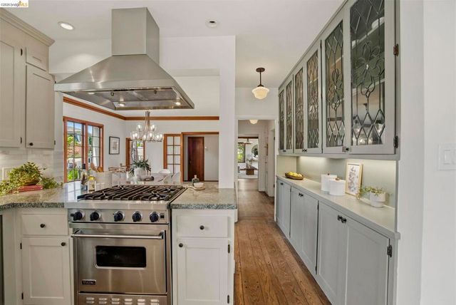 1087 Hubert Rd, Oakland, CA 94610