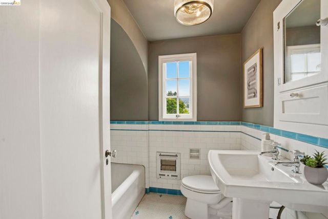 1087 Hubert Rd, Oakland, CA 94610