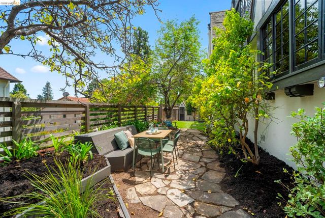 1087 Hubert Rd, Oakland, CA 94610