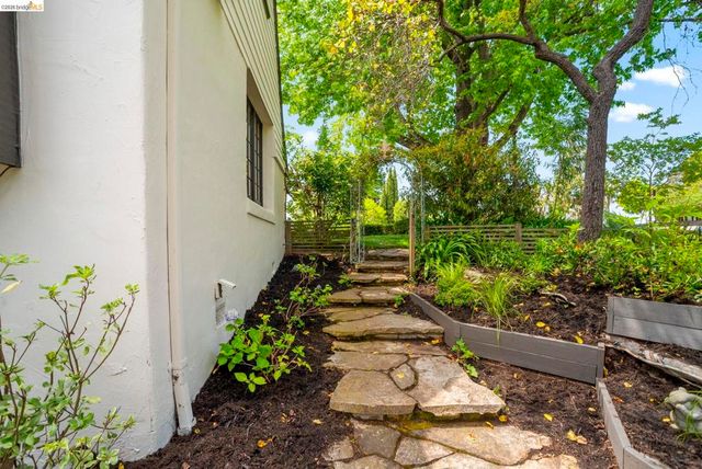 1087 Hubert Rd, Oakland, CA 94610