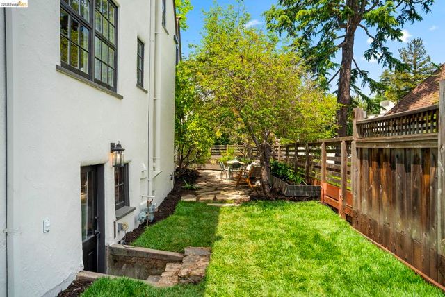 1087 Hubert Rd, Oakland, CA 94610