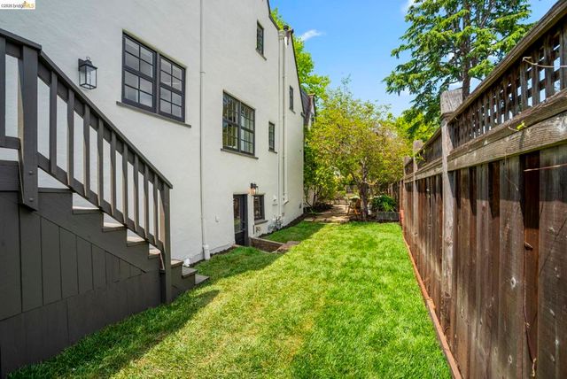 1087 Hubert Rd, Oakland, CA 94610
