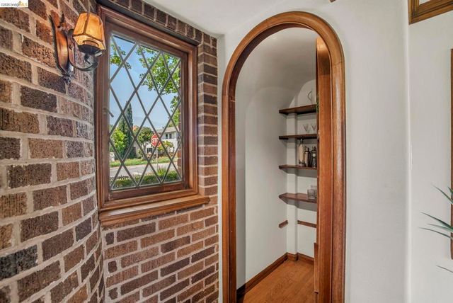 1087 Hubert Rd, Oakland, CA 94610