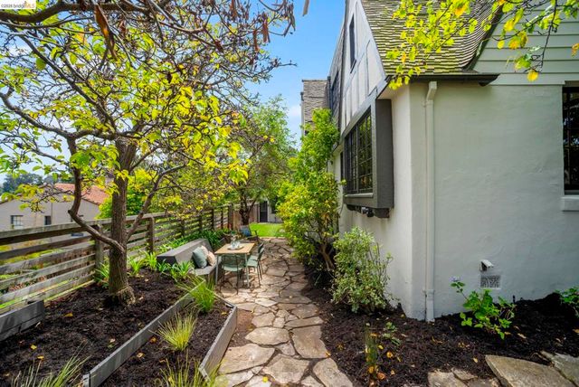 1087 Hubert Rd, Oakland, CA 94610