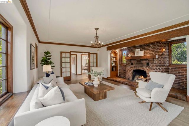 1087 Hubert Rd, Oakland, CA 94610