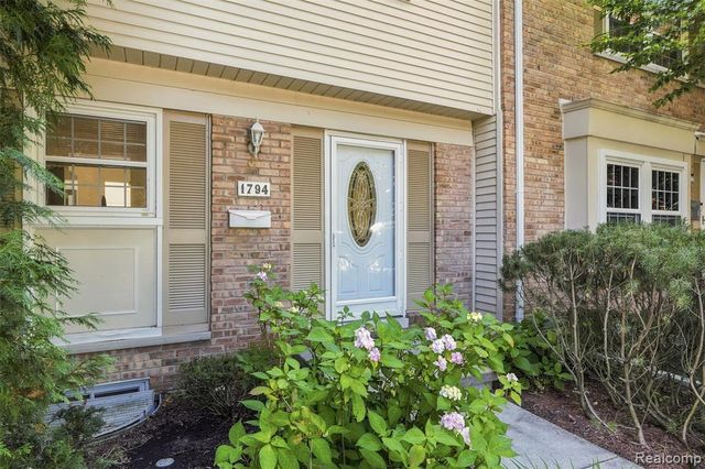 1794 Brentwood Drive, Troy, MI 48098
